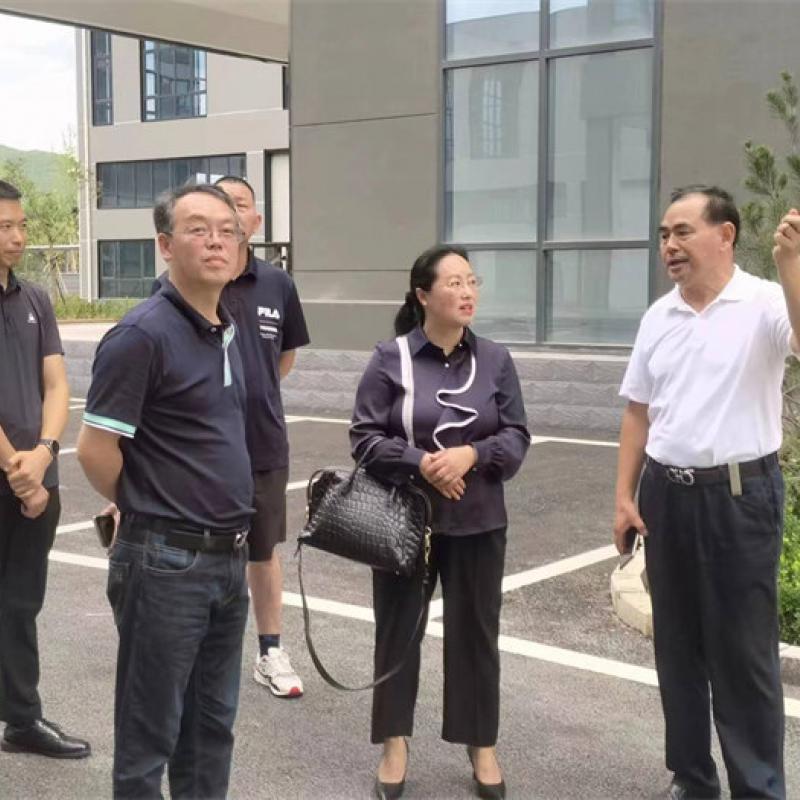 重庆武隆区有关部门和乡镇领导一行莅临劲牛集团参观指导