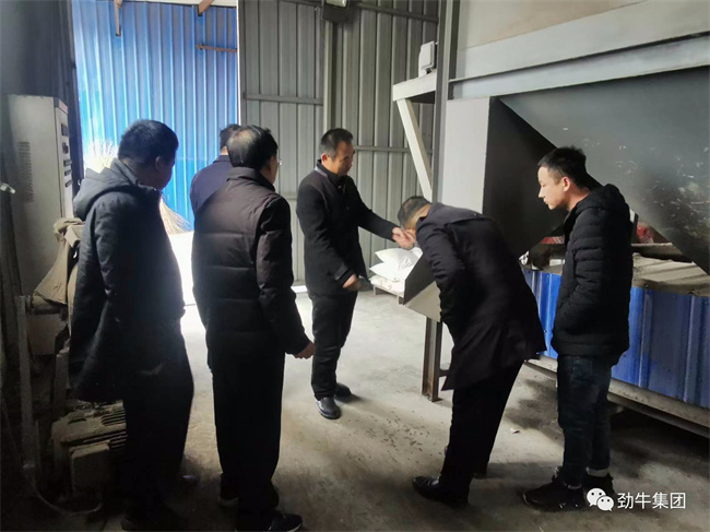 刘晋书记一行还考察了劲牛生物园区,并在张总办公室就双方合作方式及具体内容等进行座谈。 刘晋书记一行还考察了劲牛生物园区,并在张总办公室就双方合作方式及具体内容等进行座谈。