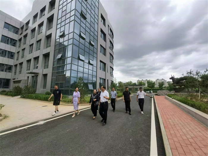 重庆市武隆区经信委、乡村振兴局、环保局及鸭江镇、平桥镇、长坝镇等有关部门领导莅临劲牛集团考察指导。