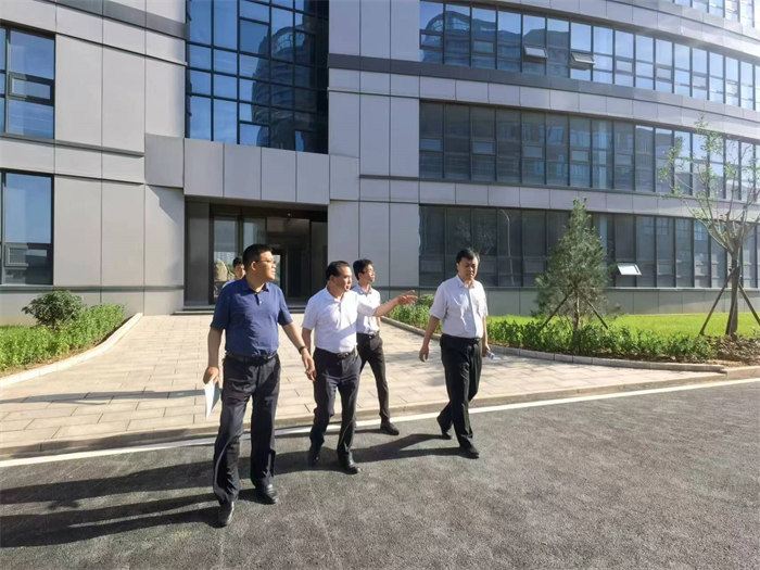 集团董事长张子毅对劲牛生物园进行介绍